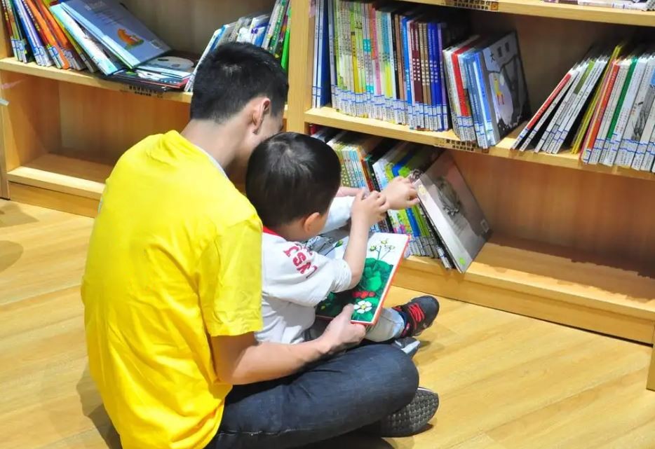 Mẹ mang đồ ăn ngo&agrave;i v&agrave;o McDonald's, con trai th&agrave; ngồi với người lạ chứ kh&ocirc;ng ăn c&ugrave;ng mẹ- Ảnh 2.