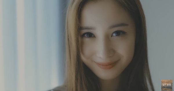 C&ocirc; d&acirc;u x&aacute;ch v&aacute;y đi tr&ecirc;n phố cũng hot rần rần, ho&aacute; ra l&agrave; mỹ nh&acirc;n Việt duy nhất được b&aacute;o H&agrave;n tung h&ocirc; "t&igrave;nh đầu quốc d&acirc;n"- Ảnh 3.