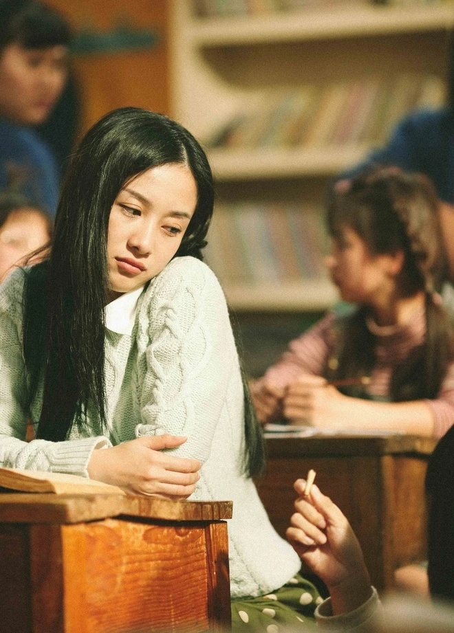 C&ocirc; d&acirc;u x&aacute;ch v&aacute;y đi tr&ecirc;n phố cũng hot rần rần, ho&aacute; ra l&agrave; mỹ nh&acirc;n Việt duy nhất được b&aacute;o H&agrave;n tung h&ocirc; "t&igrave;nh đầu quốc d&acirc;n"- Ảnh 6.