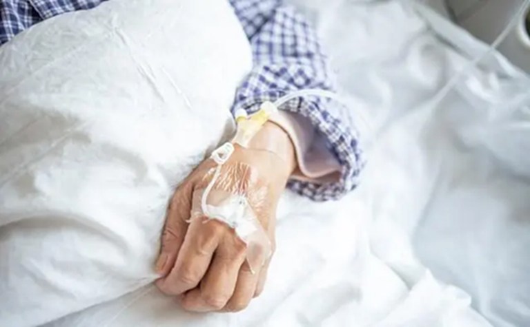 Người phụ nữ 41 tuổi qua đời v&igrave; suy thận, b&aacute;c sĩ lắc đầu: Kh&aacute;t kh&ocirc; cổ c&ograve;n hơn uống 2 loại nước n&agrave;y- Ảnh 1.