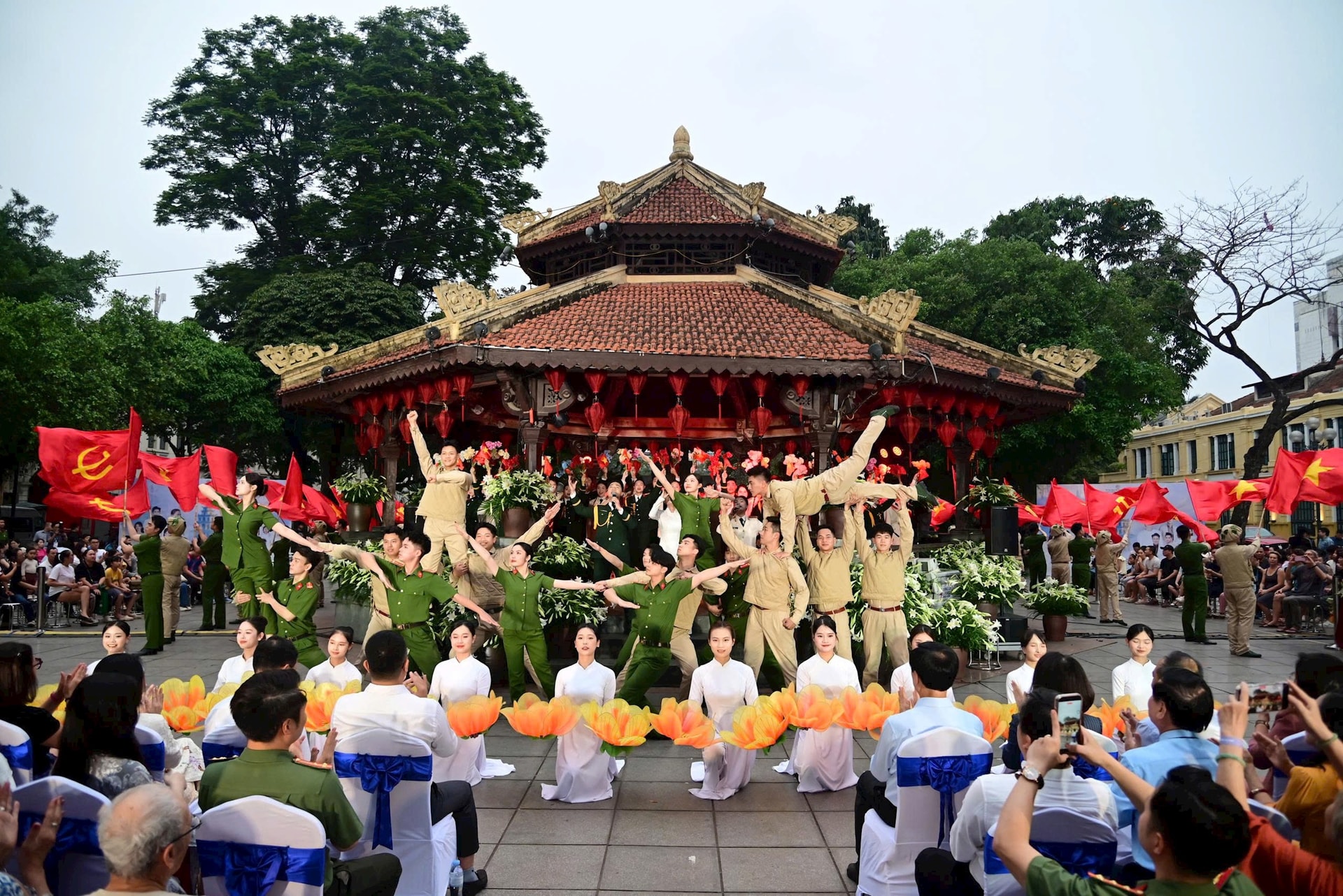 Live concert H&agrave; Nội B&igrave;nh Y&ecirc;n - m&oacute;n qu&agrave; &acirc;m nhạc s&aacute;ng tạo, gi&agrave;u bản sắc- Ảnh 1.
