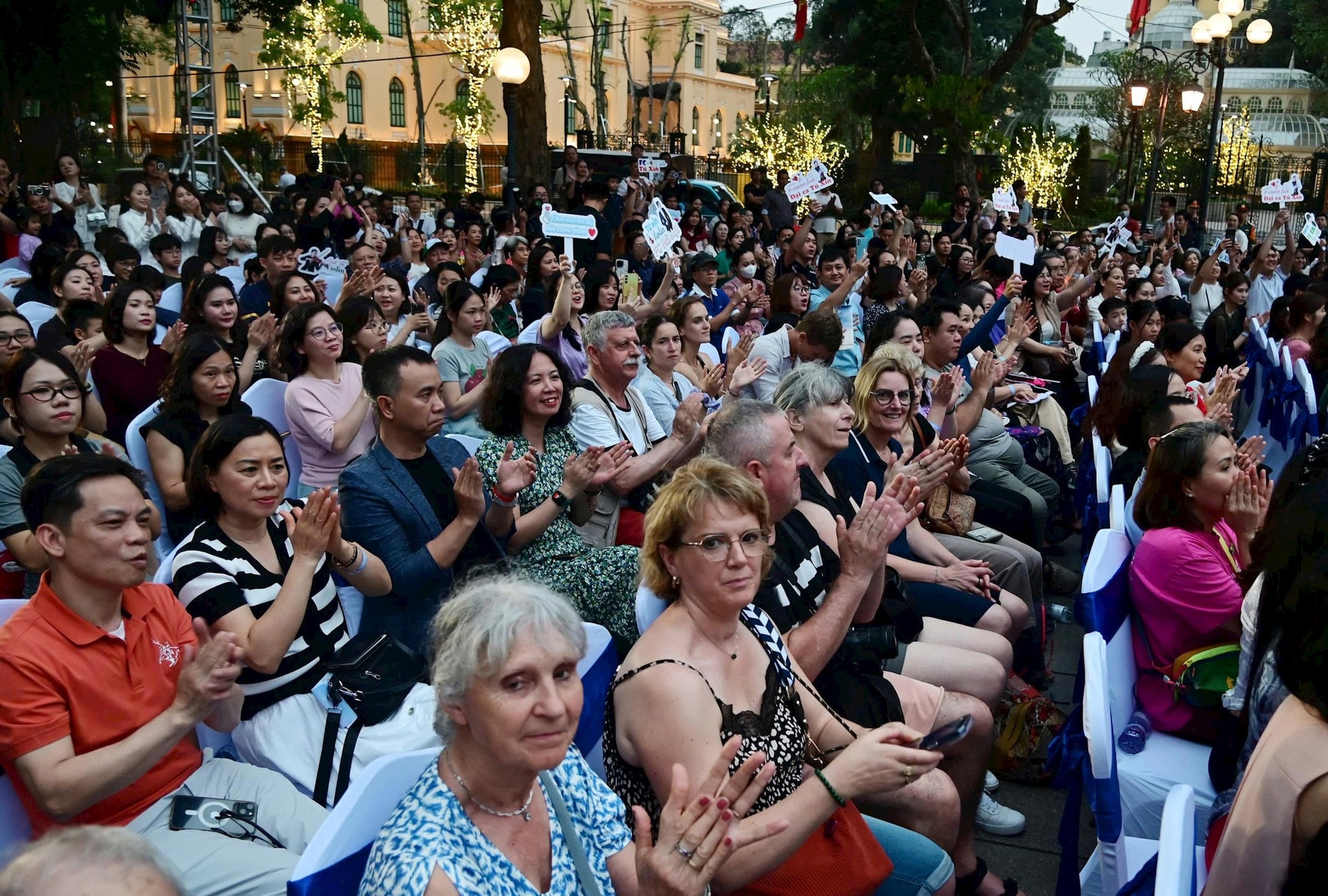 Live concert H&agrave; Nội B&igrave;nh Y&ecirc;n - m&oacute;n qu&agrave; &acirc;m nhạc s&aacute;ng tạo, gi&agrave;u bản sắc- Ảnh 9.