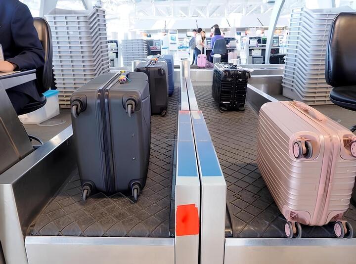 V&igrave; sao n&ecirc;n quay b&aacute;nh xe vali ra ngo&agrave;i khi c&acirc;n h&agrave;nh l&yacute; đi m&aacute;y bay?- Ảnh 1.