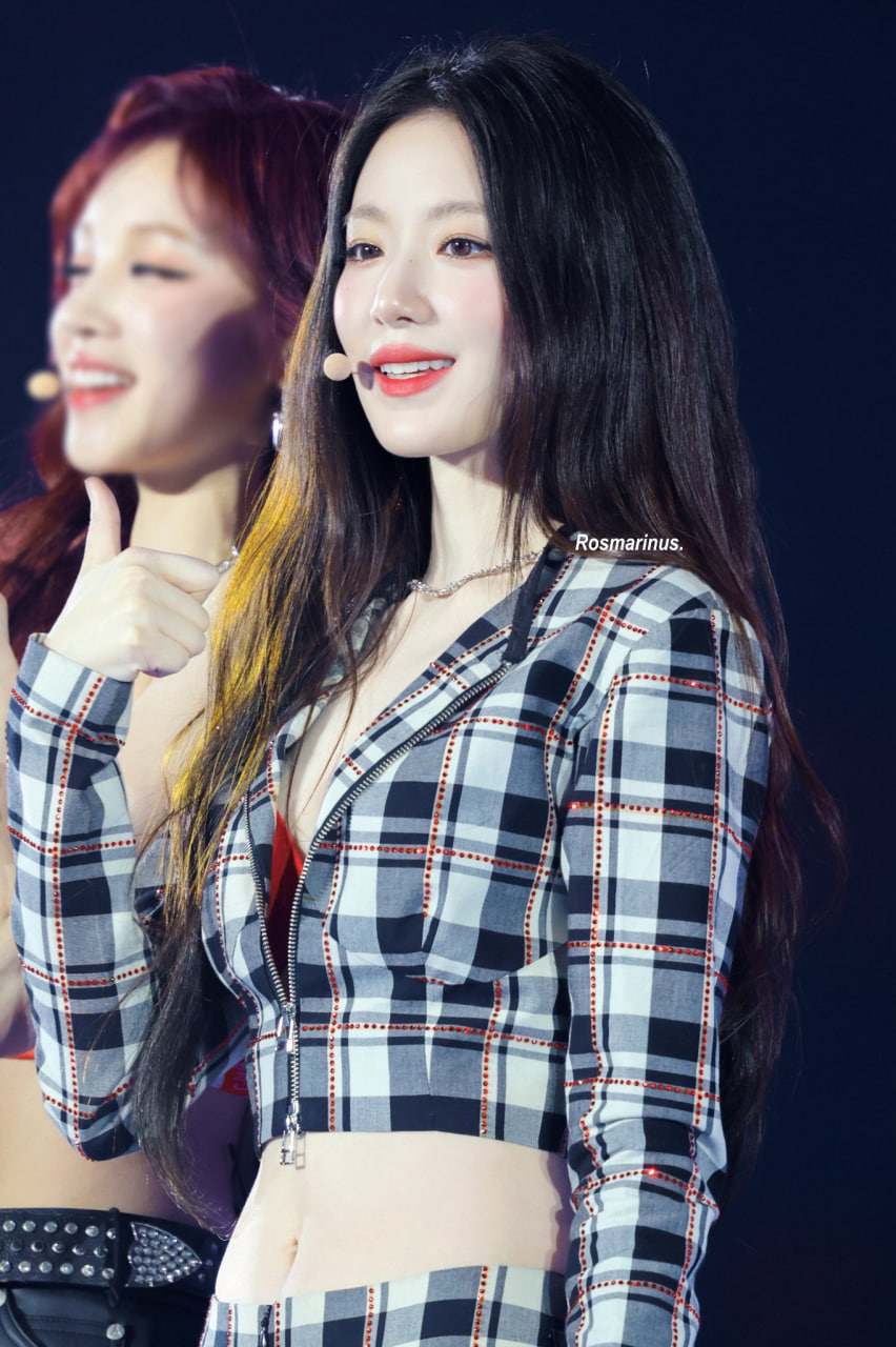 Mỹ nh&acirc;n da trắng m&ocirc;i đỏ, đẹp si&ecirc;u thực như "ma c&agrave; rồng chuyển thế" nhưng m&atilde;i bị ch&ecirc; v&igrave; h&aacute;t dở- Ảnh 1.