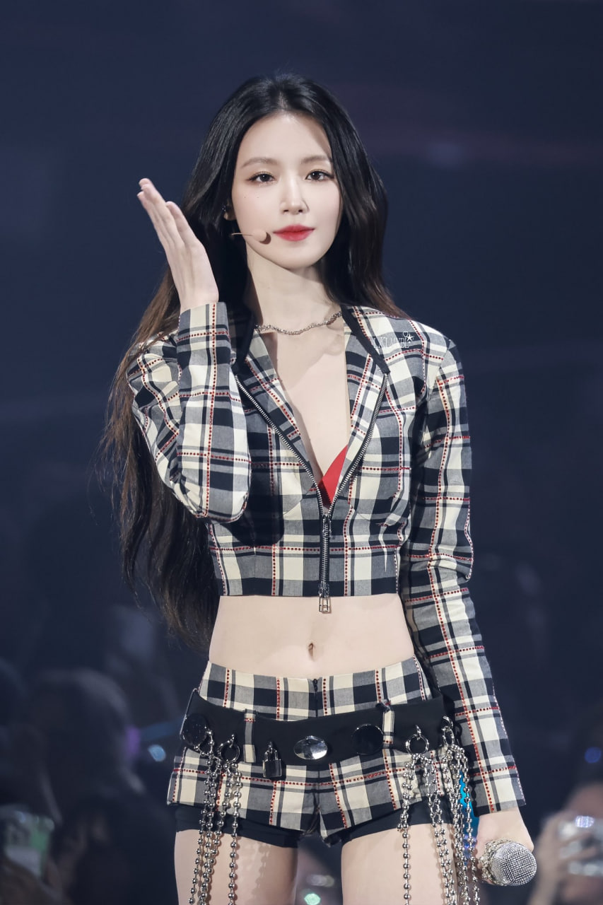 Mỹ nh&acirc;n da trắng m&ocirc;i đỏ, đẹp si&ecirc;u thực như "ma c&agrave; rồng chuyển thế" nhưng m&atilde;i bị ch&ecirc; v&igrave; h&aacute;t dở- Ảnh 2.