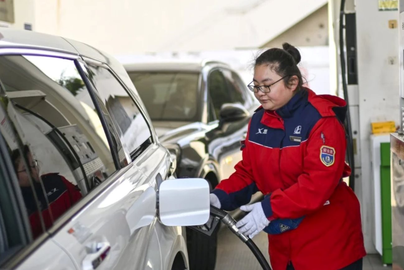 Chi ph&iacute; nu&ocirc;i &ocirc; t&ocirc; xăng tăng 700 ngh&igrave;n đồng/th&aacute;ng, xe điện bỗng trở th&agrave;nh 'phao cứu sinh': Cả thế giới 'quay xe' chỉ trong 1 tuần- Ảnh 1.