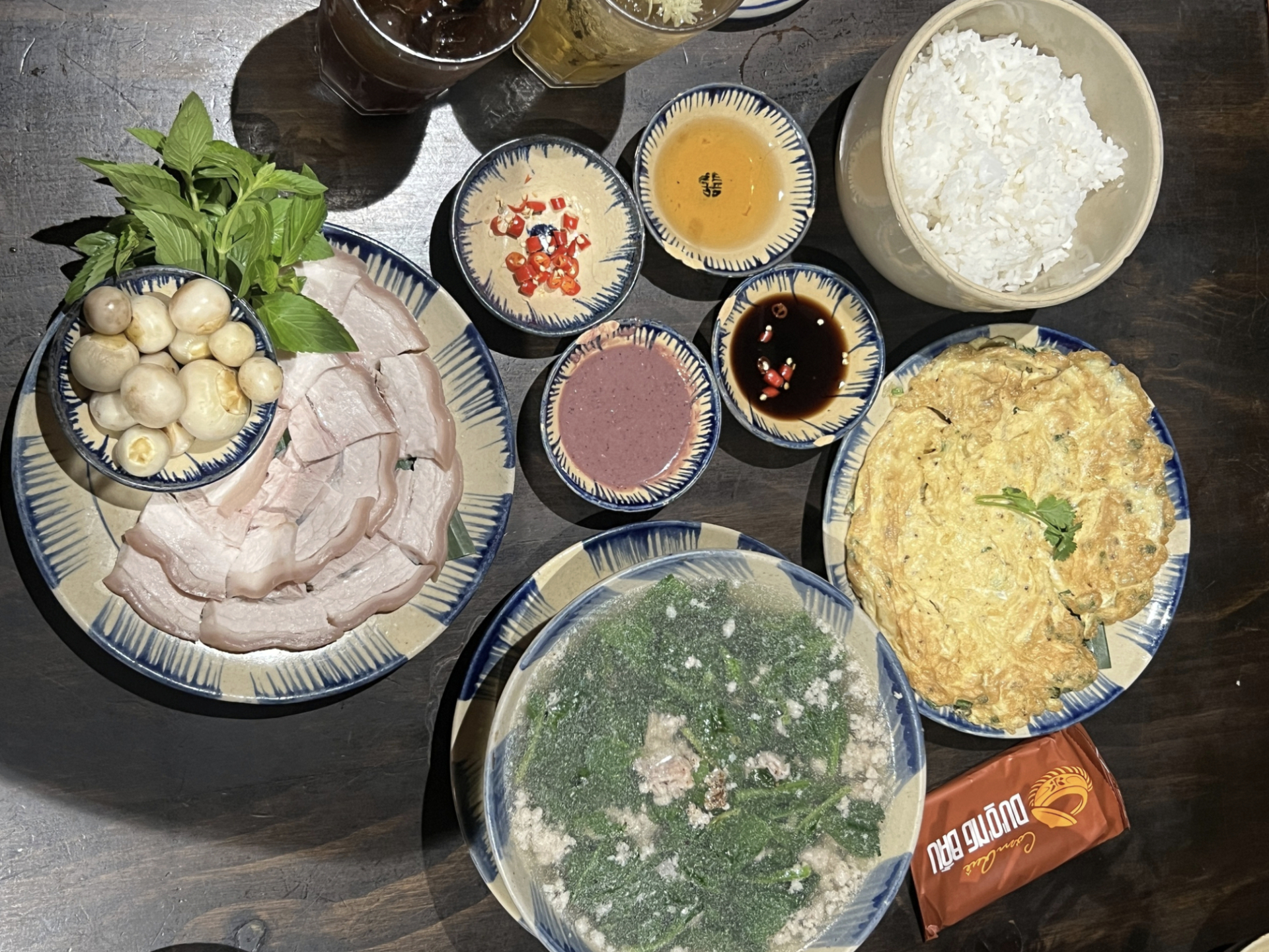 Chuyện g&igrave; đang xảy ra với Cơm Qu&ecirc; Dượng Bầu, h&oacute;a ra mức gi&aacute; 110 ng&agrave;n chỉ l&agrave; kịch bản d&agrave;n dựng bấy l&acirc;u nay!- Ảnh 1.