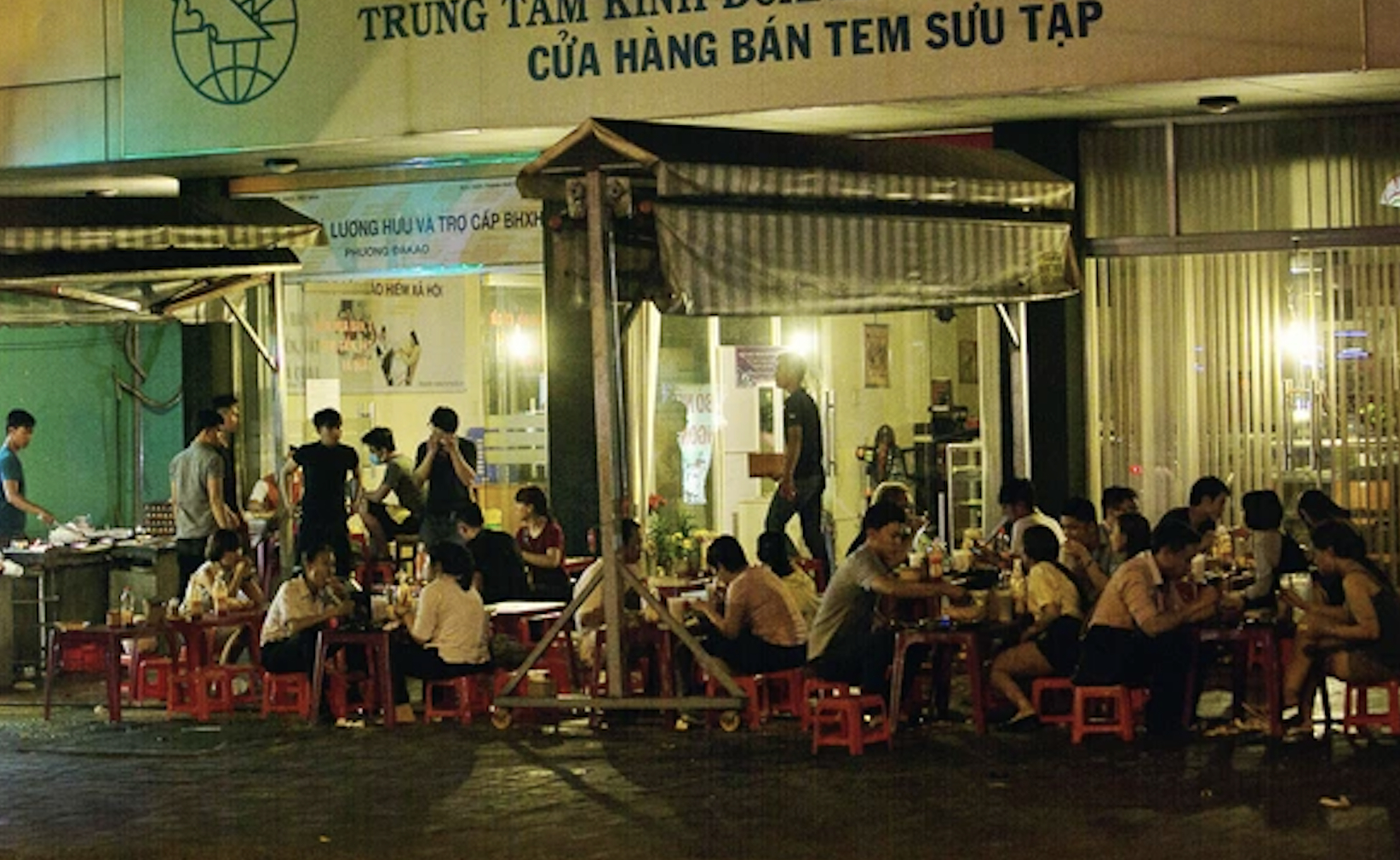 Kh&aacute;ch T&acirc;y co cụm, kh&eacute;p n&eacute;p để ăn phở Việt tại phố cổ H&agrave; Nội- Ảnh 3.