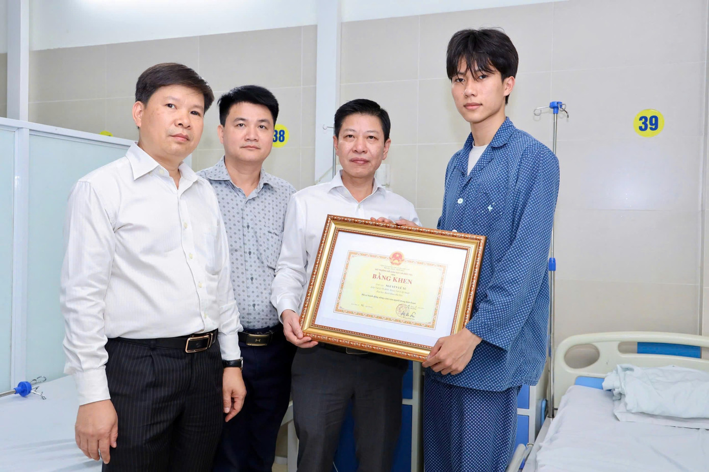 Khoảnh khắc "kh&ocirc;ng nghĩ đến m&igrave;nh" của nam sinh ĐH B&aacute;ch khoa khi cứu người trong đ&aacute;m ch&aacute;y- Ảnh 3.