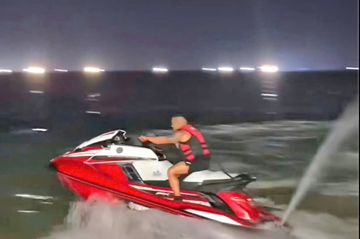 Liều lĩnh l&aacute;i m&ocirc; t&ocirc; nước trong b&atilde;i tắm c&ocirc;ng cộng, TikToker bị mời l&agrave;m việc- Ảnh 1.