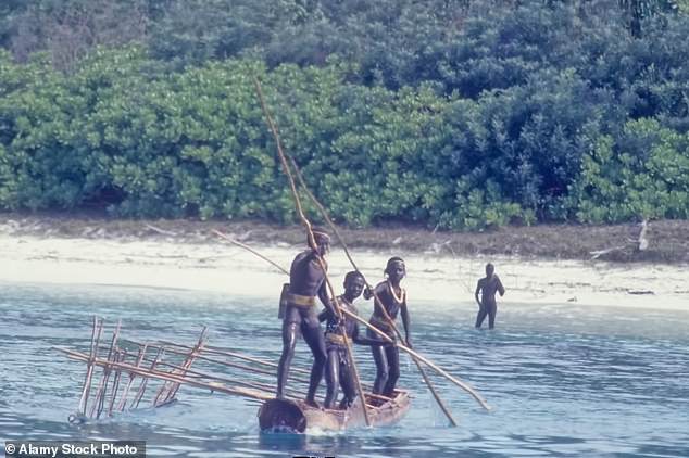 Một lon Coca-Cola du kh&aacute;ch để lại c&oacute; thể xo&aacute; sổ cả một bộ lạc- Ảnh 2.