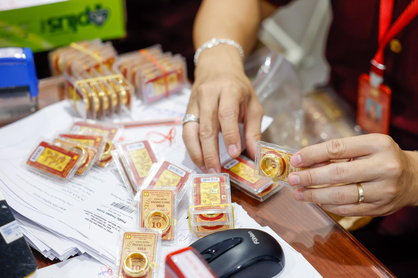 Gi&aacute; v&agrave;ng Việt Nam cao hơn thế giới gần 30 triệu đồng/lượng- Ảnh 1.