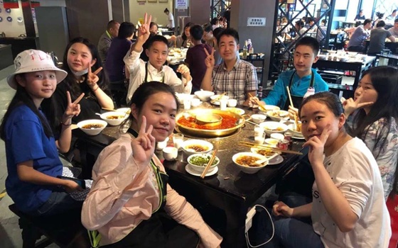 Đi họp lớp, người lương 100 triệu đồng/th&aacute;ng được xếp ngồi ri&ecirc;ng, t&ocirc;i ngồi với nh&oacute;m c&ograve;n lại: Về nh&agrave;, nhận được tin nhắn lập tức rời nh&oacute;m lớp- Ảnh 1.