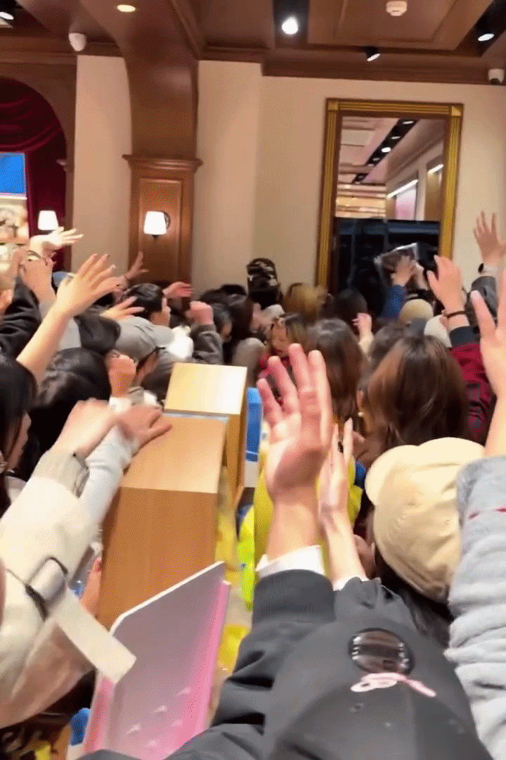 Cảnh tượng gi&agrave;nh giật đồ Jennie ở MINISO: Kh&aacute;ch xếp h&agrave;ng d&agrave;i 3 con đường, đội mưa chờ 6 tiếng- Ảnh 4.