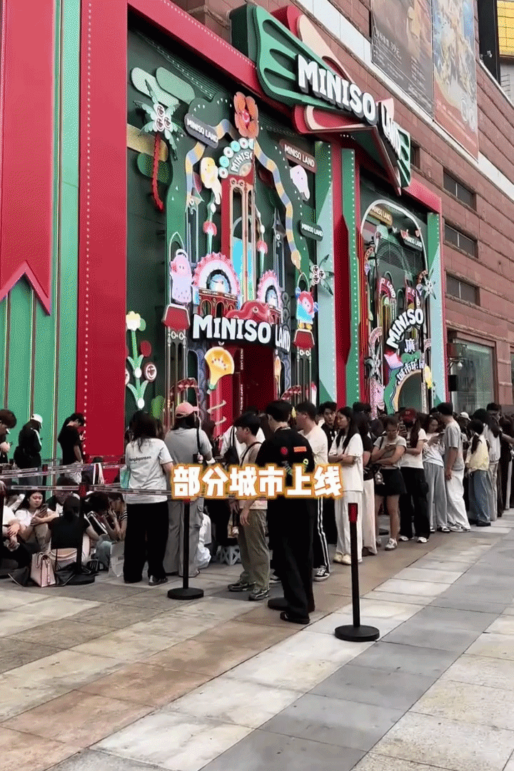 Cảnh tượng gi&agrave;nh giật đồ Jennie ở MINISO: Kh&aacute;ch xếp h&agrave;ng d&agrave;i 3 con đường, đội mưa chờ 6 tiếng- Ảnh 1.