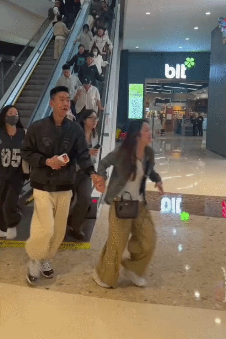 Cảnh tượng gi&agrave;nh giật đồ Jennie ở MINISO: Kh&aacute;ch xếp h&agrave;ng d&agrave;i 3 con đường, đội mưa chờ 6 tiếng- Ảnh 2.