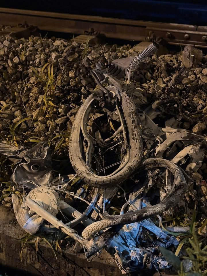 H&agrave; Nội: T&agrave;u hỏa va chạm xe m&aacute;y, 2 người tử vong- Ảnh 2.