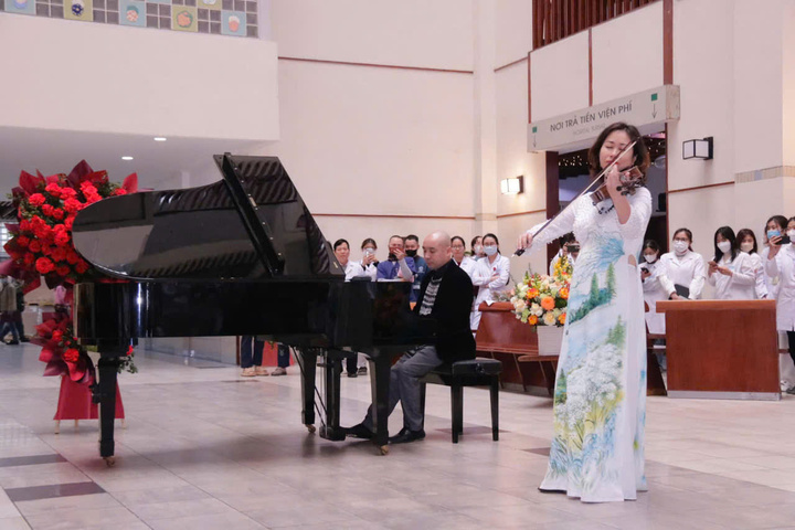 T&agrave;i năng của bệnh nh&acirc;n k&eacute;o đ&agrave;n ở A9 Bạch Mai khiến d&acirc;n mạng trầm trồ- Ảnh 2.