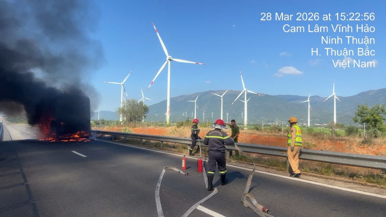 Xe tải ch&aacute;y trơ khung tr&ecirc;n cao tốc Cam L&acirc;m - Vĩnh Hảo- Ảnh 1.