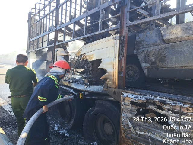 Xe tải ch&aacute;y trơ khung tr&ecirc;n cao tốc Cam L&acirc;m - Vĩnh Hảo- Ảnh 2.