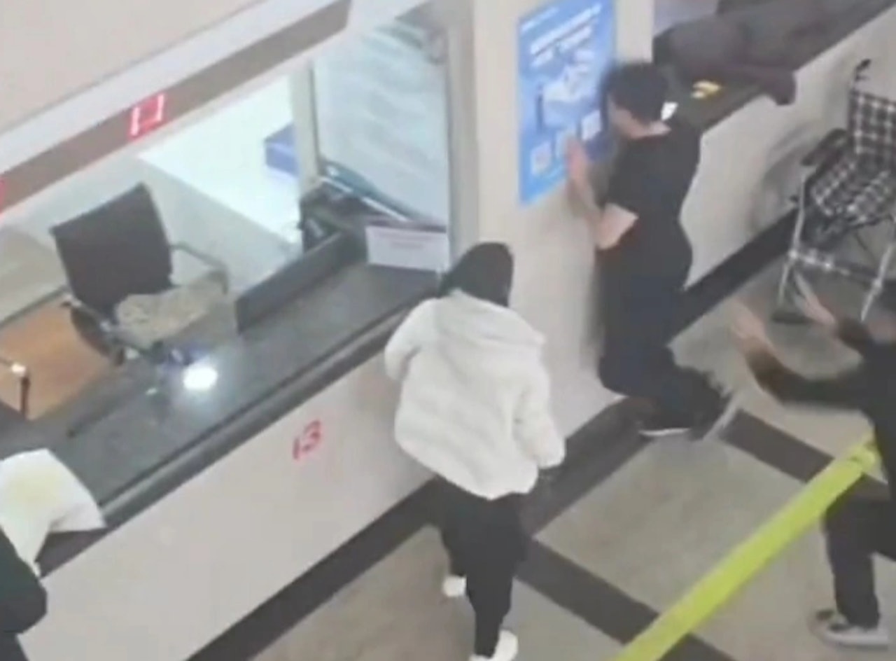 Ghen tu&ocirc;ng v&igrave; b&aacute;c sĩ nam kh&aacute;m cho vợ bầu, chồng đến đại n&aacute;o bệnh viện, đ&ograve;i "mai ly h&ocirc;n" v&agrave; h&uacute;c đầu v&agrave;o tường tự tử- Ảnh 1.