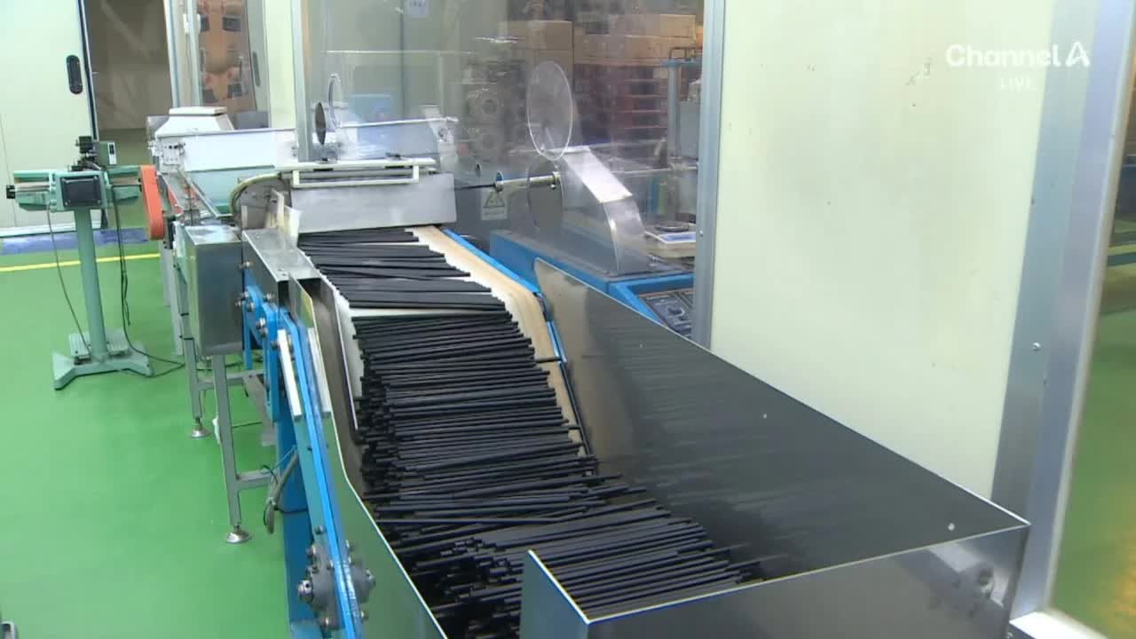 H&agrave;ng loạt sản phẩm thiết yếu rơi v&agrave;o t&igrave;nh trạng b&aacute;o động v&igrave; xung đột Trung Đ&ocirc;ng: Từ quần &aacute;o đến ống h&uacute;t đều đ&igrave;nh trệ sản xuất v&igrave; thiếu dầu mỏ- Ảnh 1.