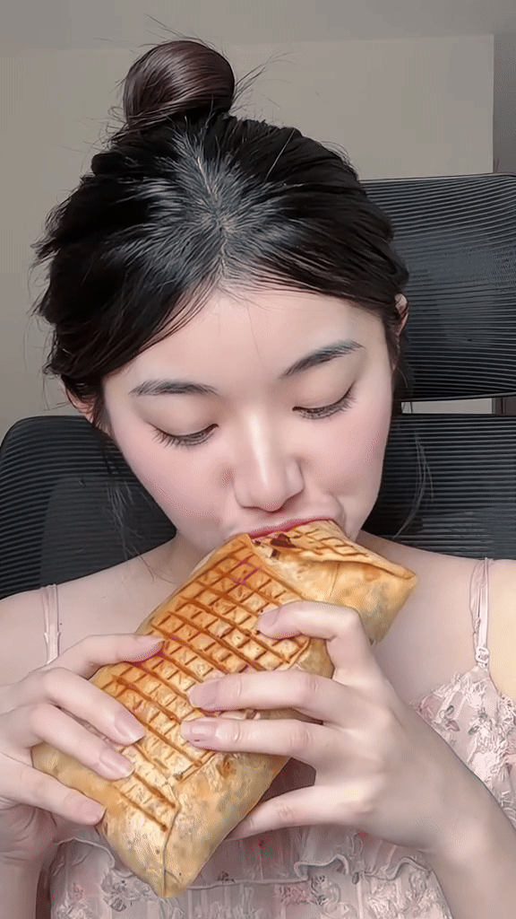 &ldquo;Ti&ecirc;n nữ mukbang&rdquo; Quỳnh Trương ăn th&ugrave;ng uống vại: Visual xinh như b&uacute;p b&ecirc;, style lại chuẩn tiểu thư, nh&igrave;n outfit n&agrave;o cũng muốn mặc theo- Ảnh 1.