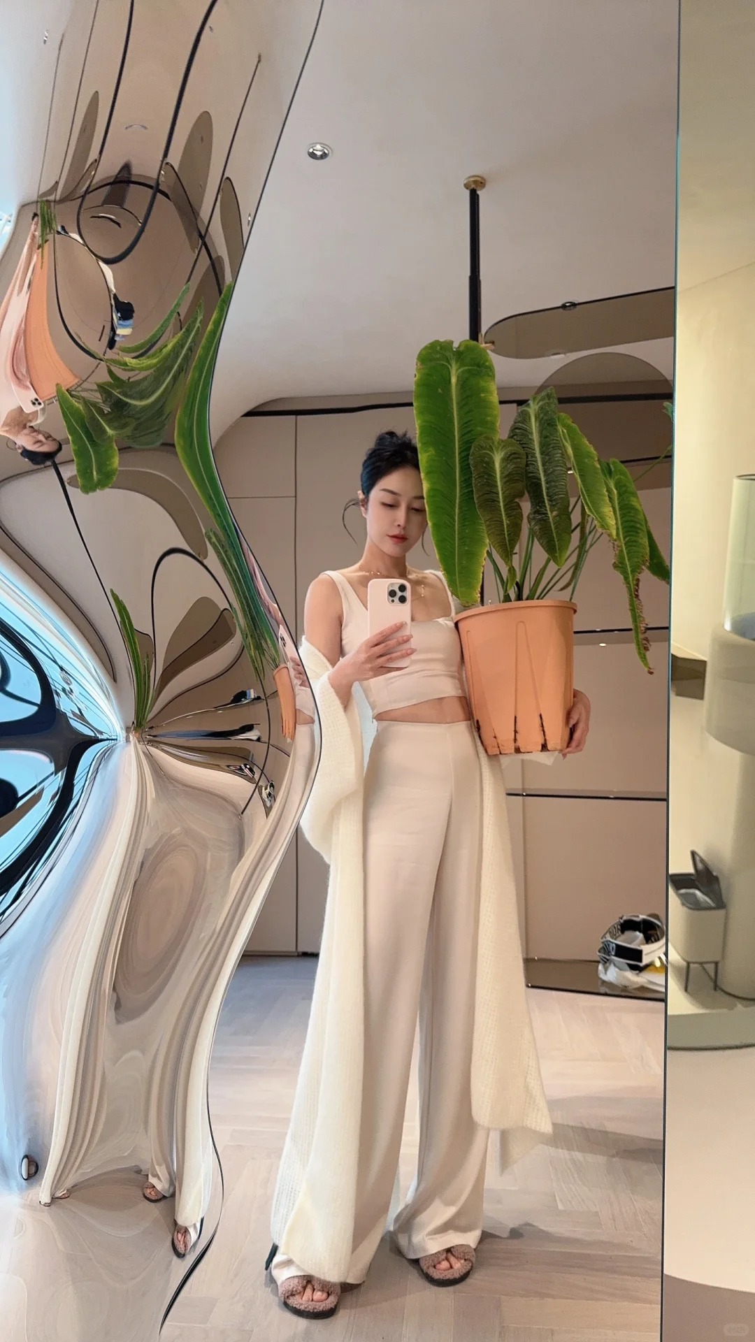 Kh&ocirc;ng phải trầu b&agrave; hay kim tiền, đ&acirc;y mới l&agrave; "vị vua" của g&oacute;c ban c&ocirc;ng năm nay: C&agrave;ng nu&ocirc;i l&aacute; c&agrave;ng to, v&acirc;n hằn cuồn cuộn đẹp ma mị- Ảnh 16.