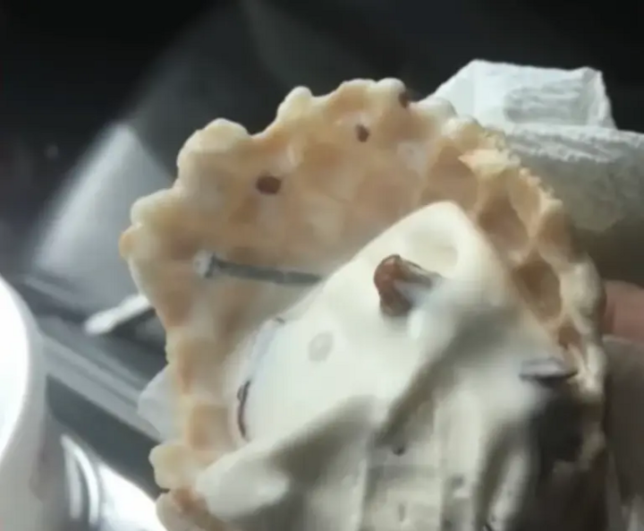 Ăn phải kem c&oacute; chứa đinh sắt, người phụ nữ được bồi thường 364 tỷ đồng- Ảnh 1.