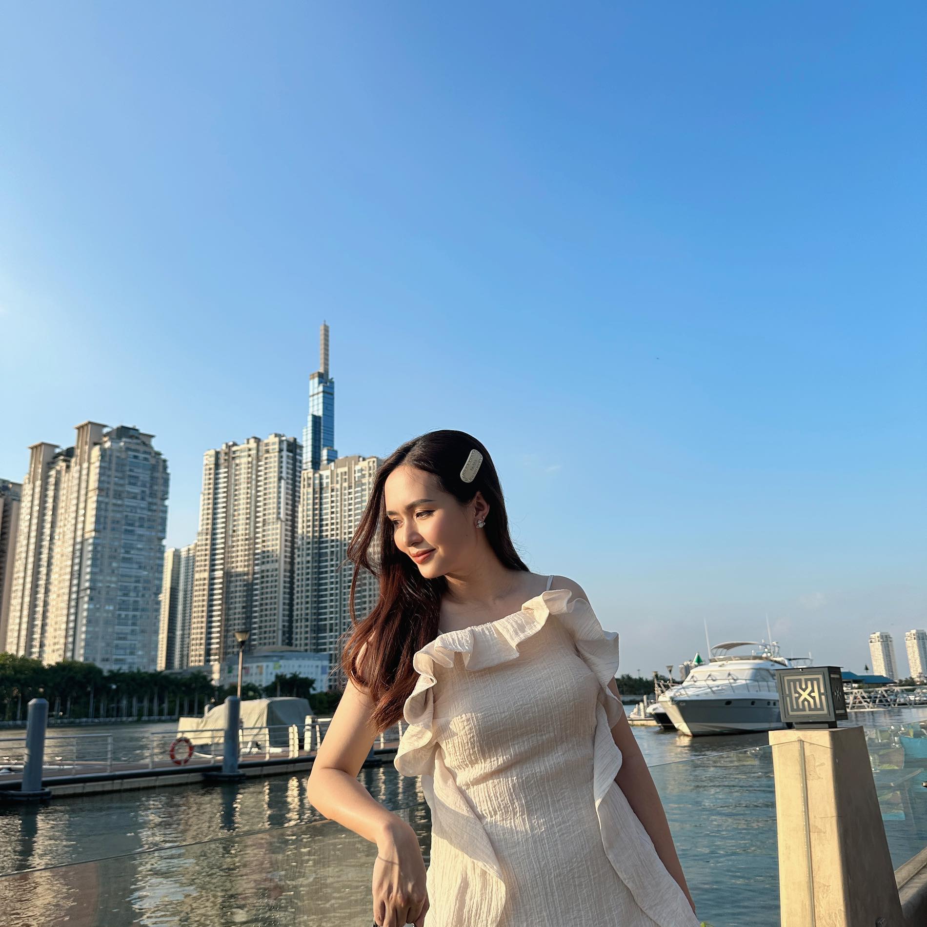 Hai "ph&uacute; b&agrave;" l&agrave;ng b&oacute;ng đ&aacute; l&agrave; chị em ruột: Vợ Văn Quyết "l&ecirc;n đồ" xinh - sang, vợ Duy Mạnh quanh năm bị ch&ecirc; "n&ecirc;n thu&ecirc; stylist"- Ảnh 4.