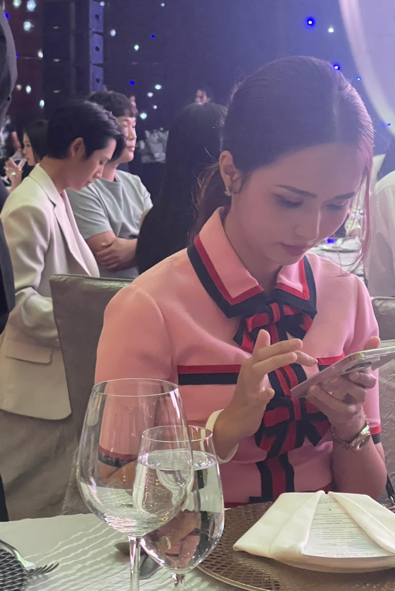 Hai "ph&uacute; b&agrave;" l&agrave;ng b&oacute;ng đ&aacute; l&agrave; chị em ruột: Vợ Văn Quyết "l&ecirc;n đồ" xinh - sang, vợ Duy Mạnh quanh năm bị ch&ecirc; "n&ecirc;n thu&ecirc; stylist"- Ảnh 5.