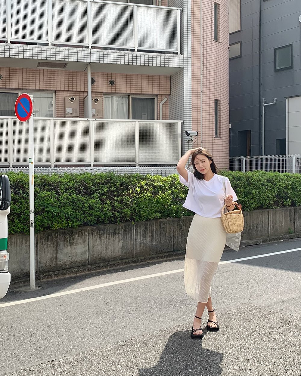 Mặc &aacute;o thun đi du lịch l&agrave; rất hợp, 4 c&aacute;ch diện l&ecirc;n h&igrave;nh sống ảo cực xinh- Ảnh 2.