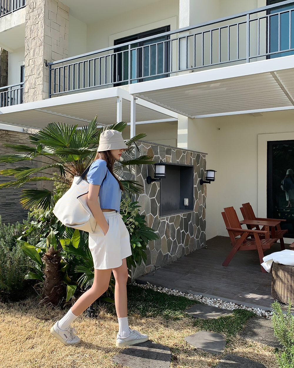 Mặc &aacute;o thun đi du lịch l&agrave; rất hợp, 4 c&aacute;ch diện l&ecirc;n h&igrave;nh sống ảo cực xinh- Ảnh 5.