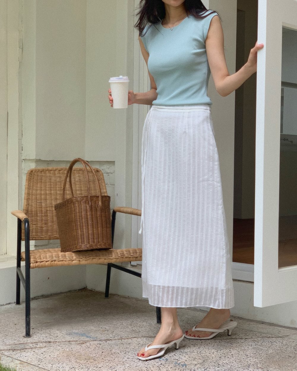 Mặc &aacute;o thun đi du lịch l&agrave; rất hợp, 4 c&aacute;ch diện l&ecirc;n h&igrave;nh sống ảo cực xinh- Ảnh 1.