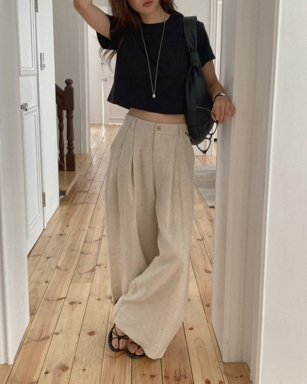 Mặc &aacute;o thun đi du lịch l&agrave; rất hợp, 4 c&aacute;ch diện l&ecirc;n h&igrave;nh sống ảo cực xinh- Ảnh 8.