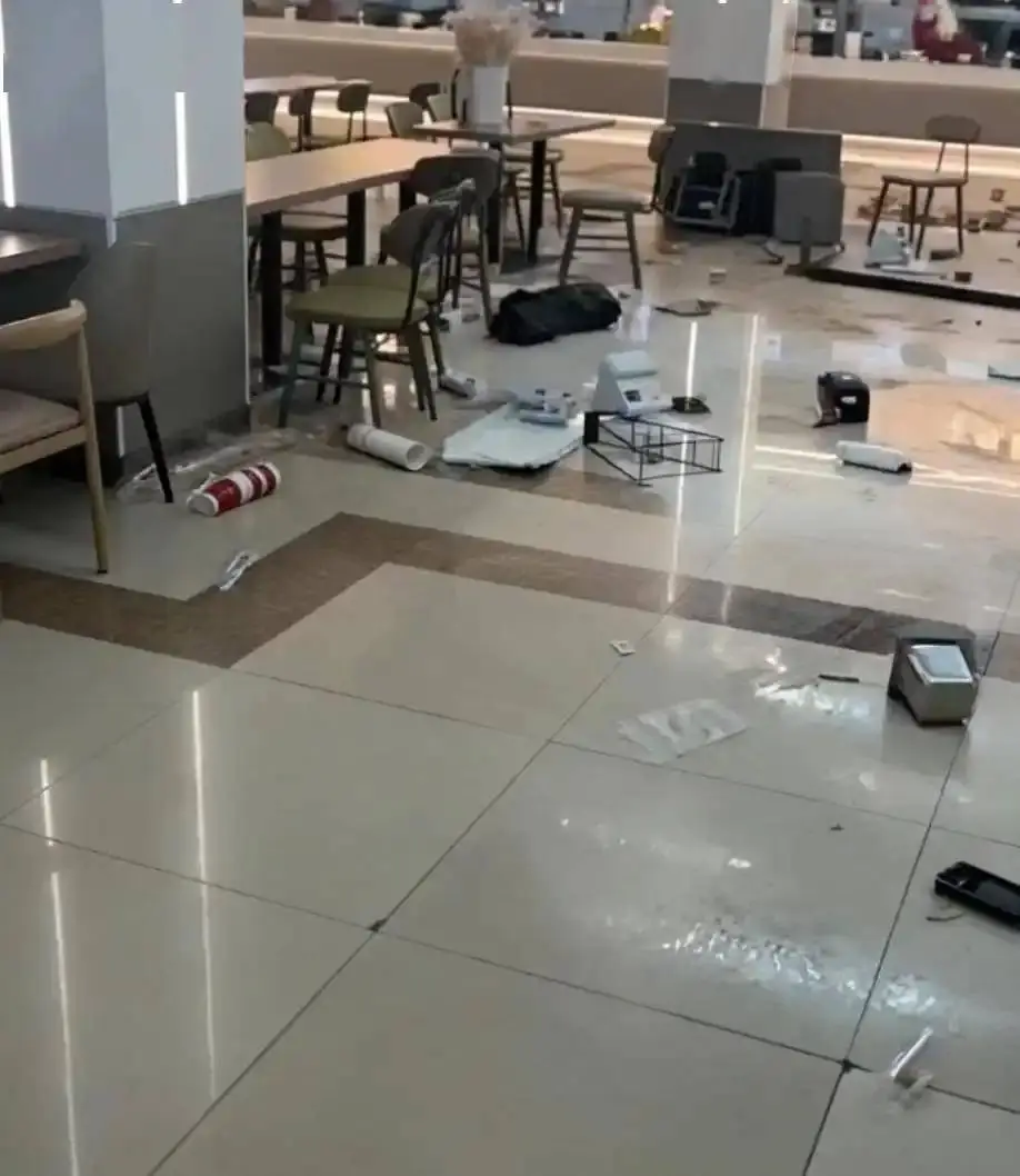 Ngồi chờ crush ở canteen, nhận được tin nhắn 7 chữ, nam sinh nổi điên đập phá đồ đạc, gây thiệt hại hàng trăm triệu đồng- Ảnh 4. Ngồi chờ crush ở canteen, nhận được tin nhắn 7 chữ, nam sinh nổi điên đập phá đồ đạc, gây thiệt hại hàng trăm triệu đồng- Ảnh 4.