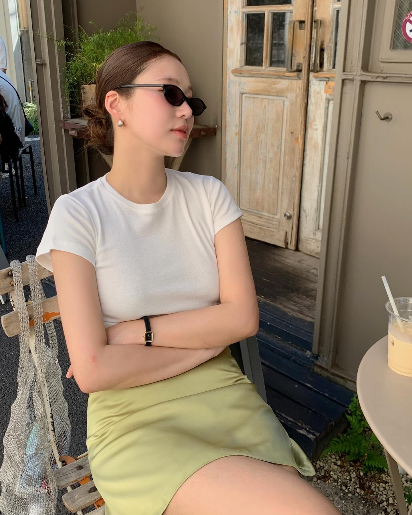 Mặc &aacute;o thun đi du lịch l&agrave; rất hợp, 4 c&aacute;ch diện l&ecirc;n h&igrave;nh sống ảo cực xinh- Ảnh 9.