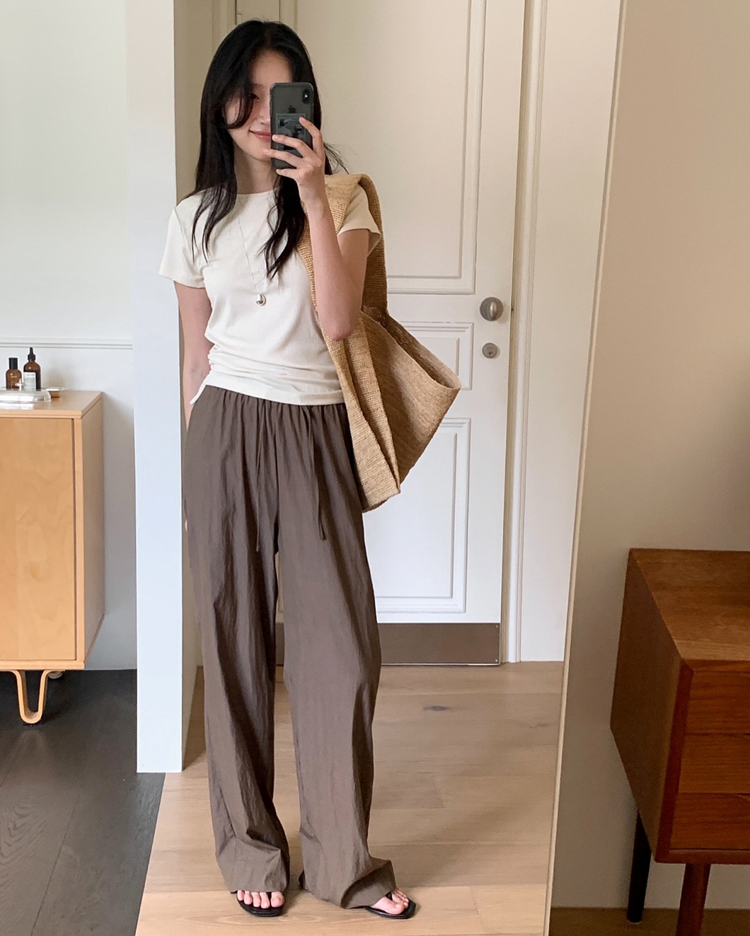 Mặc &aacute;o thun đi du lịch l&agrave; rất hợp, 4 c&aacute;ch diện l&ecirc;n h&igrave;nh sống ảo cực xinh- Ảnh 7.