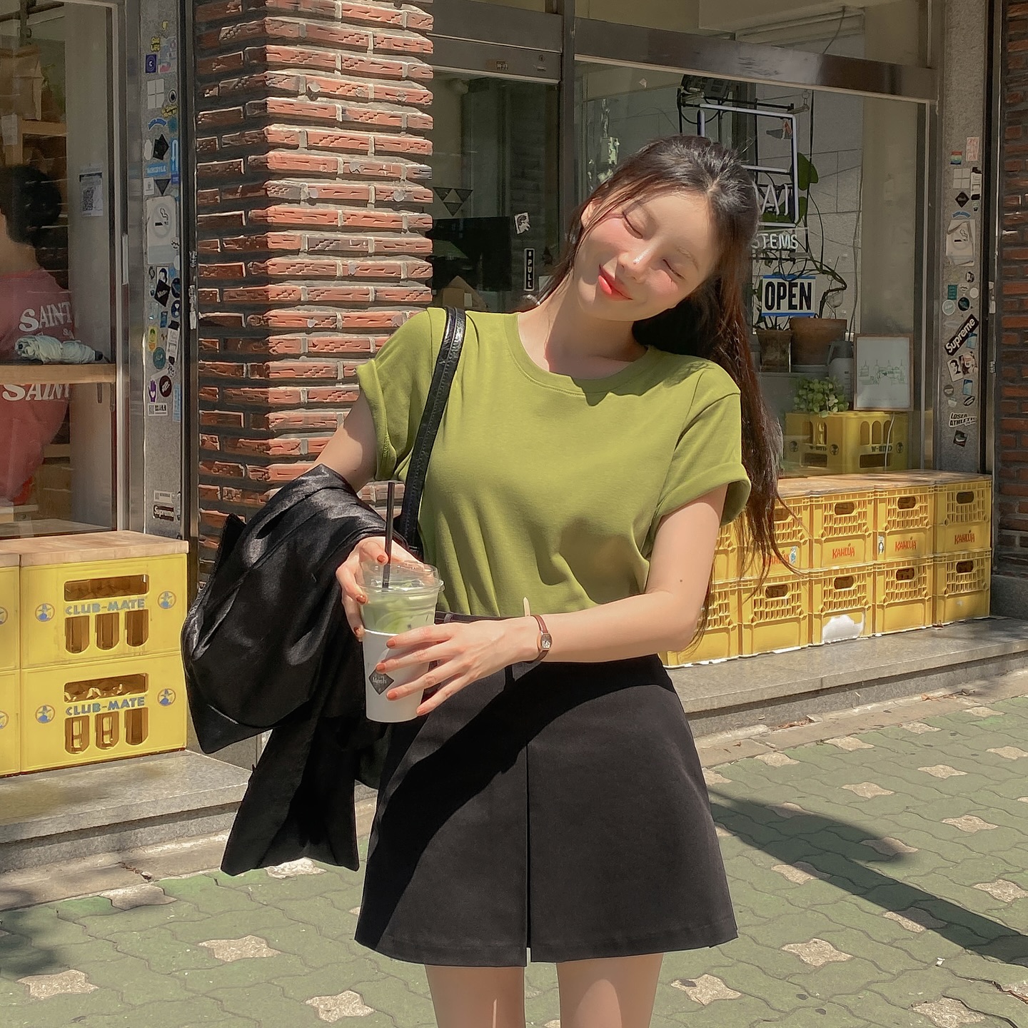 Mặc &aacute;o thun đi du lịch l&agrave; rất hợp, 4 c&aacute;ch diện l&ecirc;n h&igrave;nh sống ảo cực xinh- Ảnh 10.