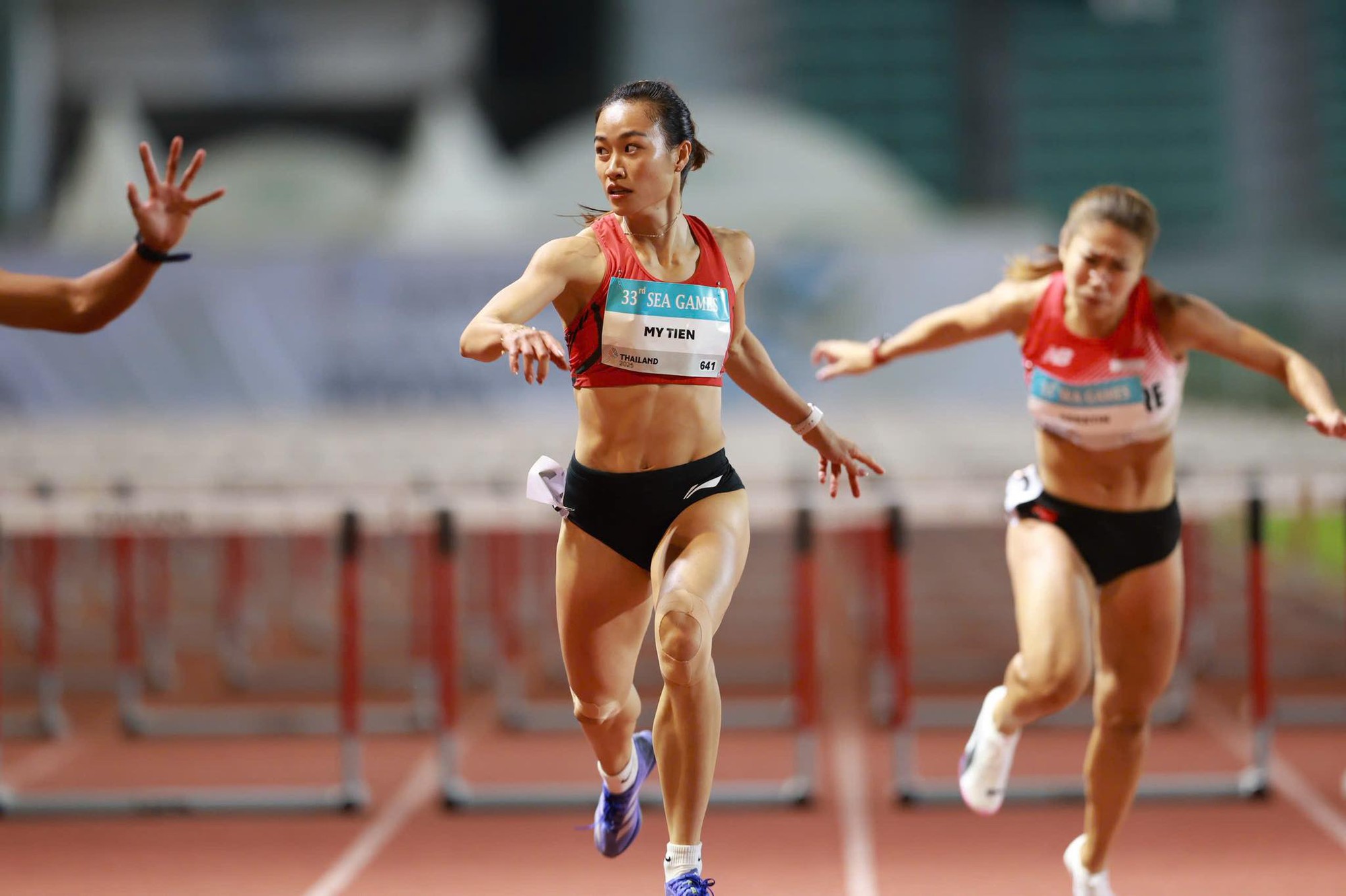 "Nghẹt thở" với tốc độ chạy như bay của mỹ nữ điền kinh Mỹ Ti&ecirc;n, cơ bụng 6 m&uacute;i như tạc tượng "h&uacute;t" 2,8 triệu view- Ảnh 1.