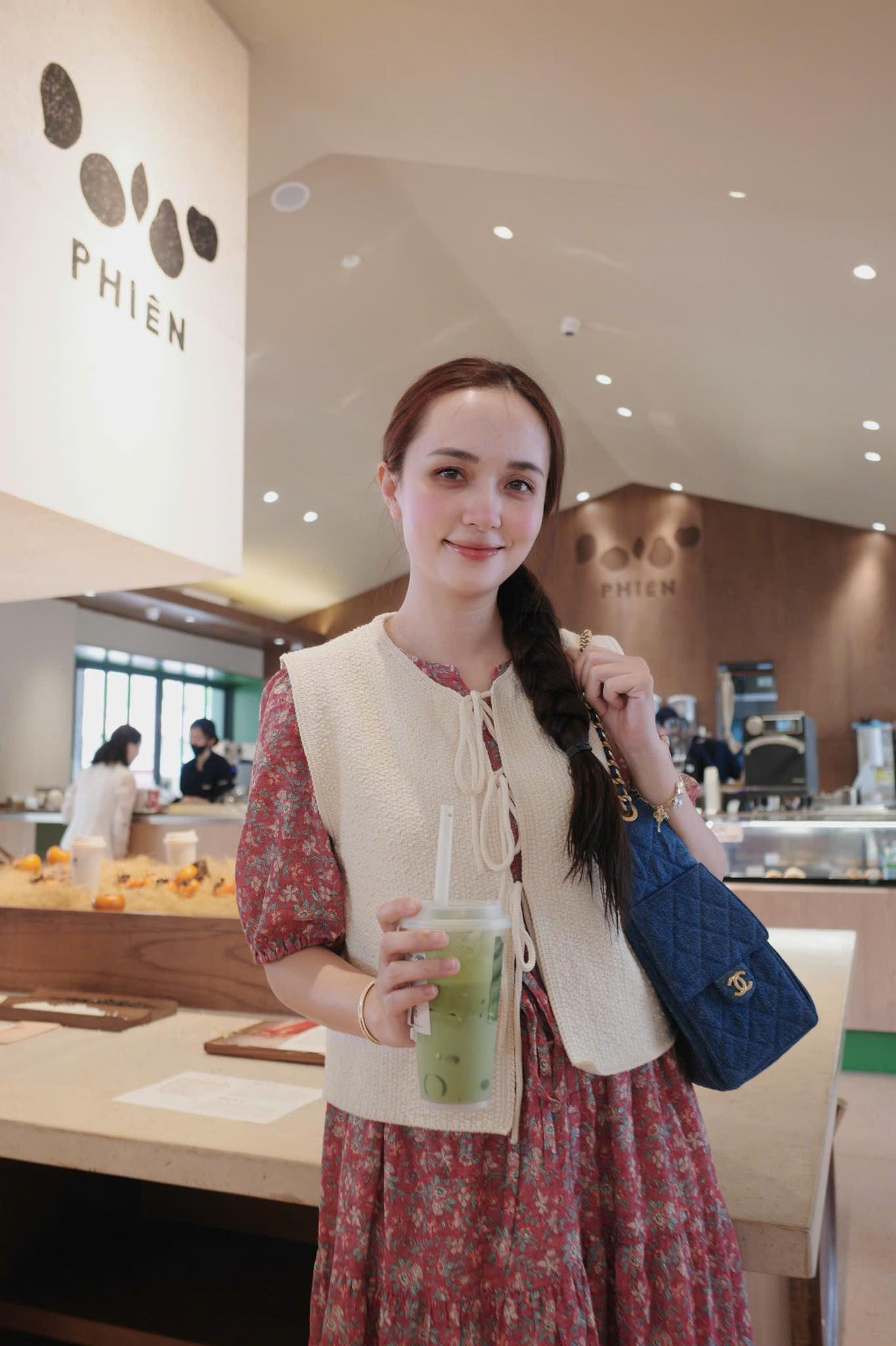 Hai "ph&uacute; b&agrave;" l&agrave;ng b&oacute;ng đ&aacute; l&agrave; chị em ruột: Vợ Văn Quyết "l&ecirc;n đồ" xinh - sang, vợ Duy Mạnh quanh năm bị ch&ecirc; "n&ecirc;n thu&ecirc; stylist"- Ảnh 3.