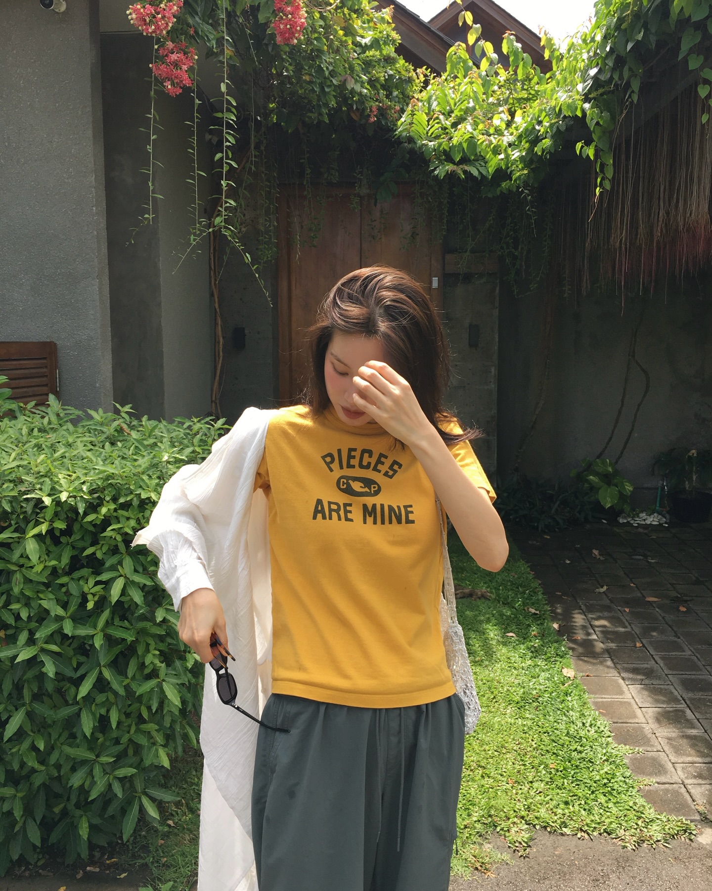 Mặc &aacute;o thun đi du lịch l&agrave; rất hợp, 4 c&aacute;ch diện l&ecirc;n h&igrave;nh sống ảo cực xinh- Ảnh 6.