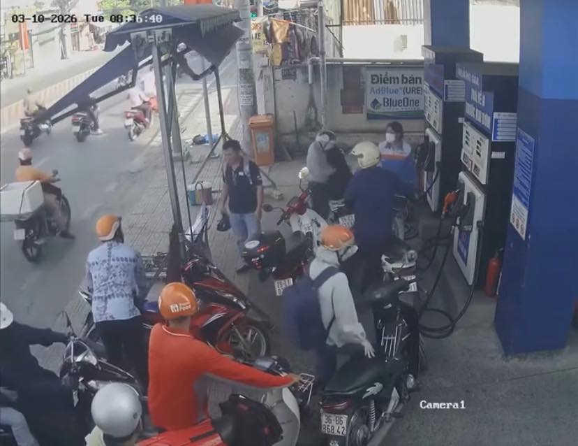 Va quẹt nhẹ khi xếp h&agrave;ng chờ đổ xăng, người đ&agrave;n &ocirc;ng thẳng tay "t&aacute;c động vật l&yacute;" đối phương- Ảnh 1.