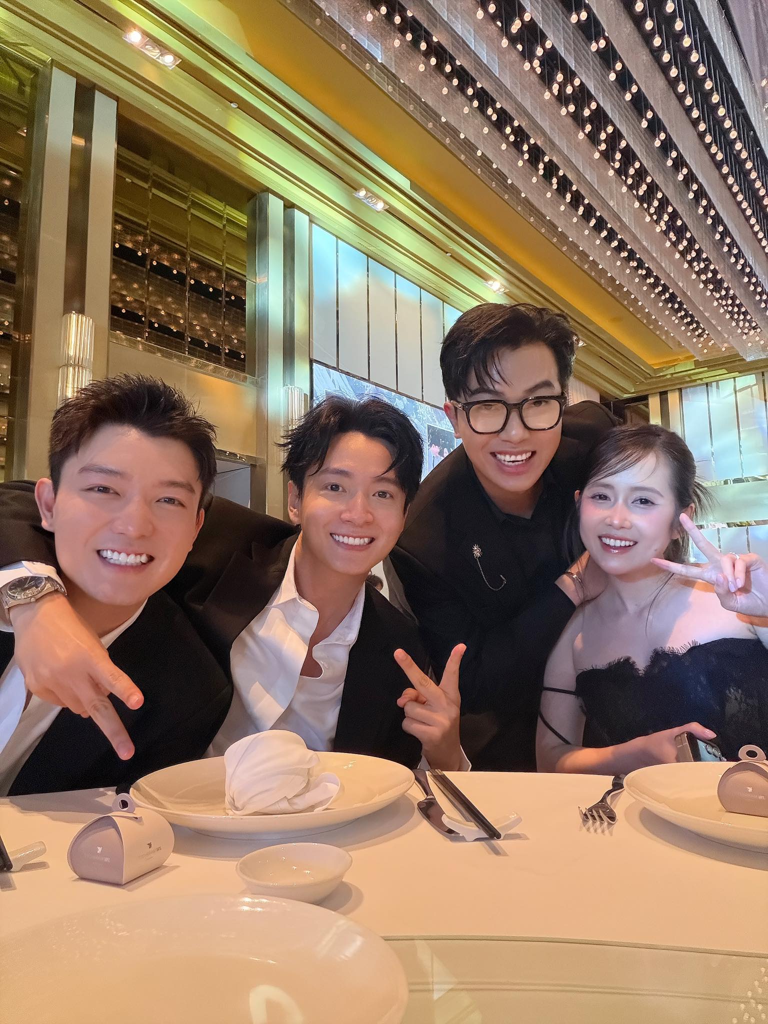 Cặp sao Vbiz tổ chức đ&aacute;m cưới tối nay: Chi Pu đẹp tinh tế, Sam - Puka c&ugrave;ng d&agrave;n sao đổ bộ ch&uacute;c mừng- Ảnh 4.