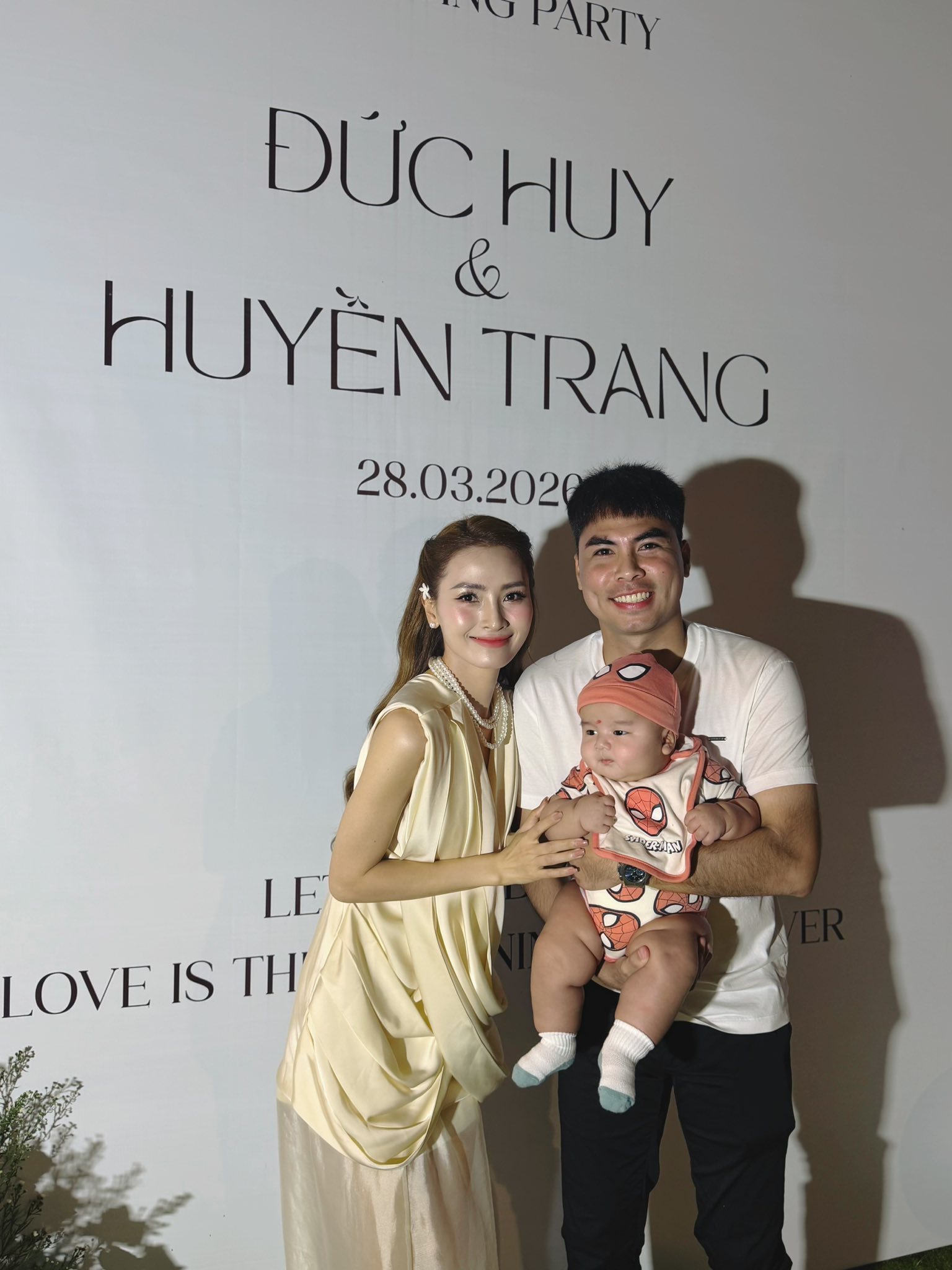 Đức Huy v&agrave; MC M&ugrave; Tạt chơi lớn: Mở tiệc linh đ&igrave;nh sau đ&aacute;m cưới cổ t&iacute;ch, c&ocirc; d&acirc;u si&ecirc;u xinh, Tiến Linh h&aacute;t g&oacute;p vui- Ảnh 3.