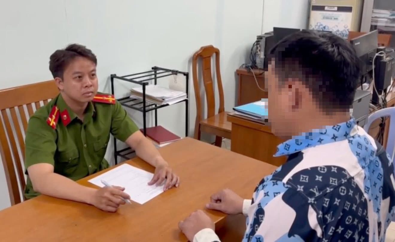 Va quẹt nhẹ khi xếp h&agrave;ng chờ đổ xăng, người đ&agrave;n &ocirc;ng thẳng tay "t&aacute;c động vật l&yacute;" đối phương- Ảnh 3.