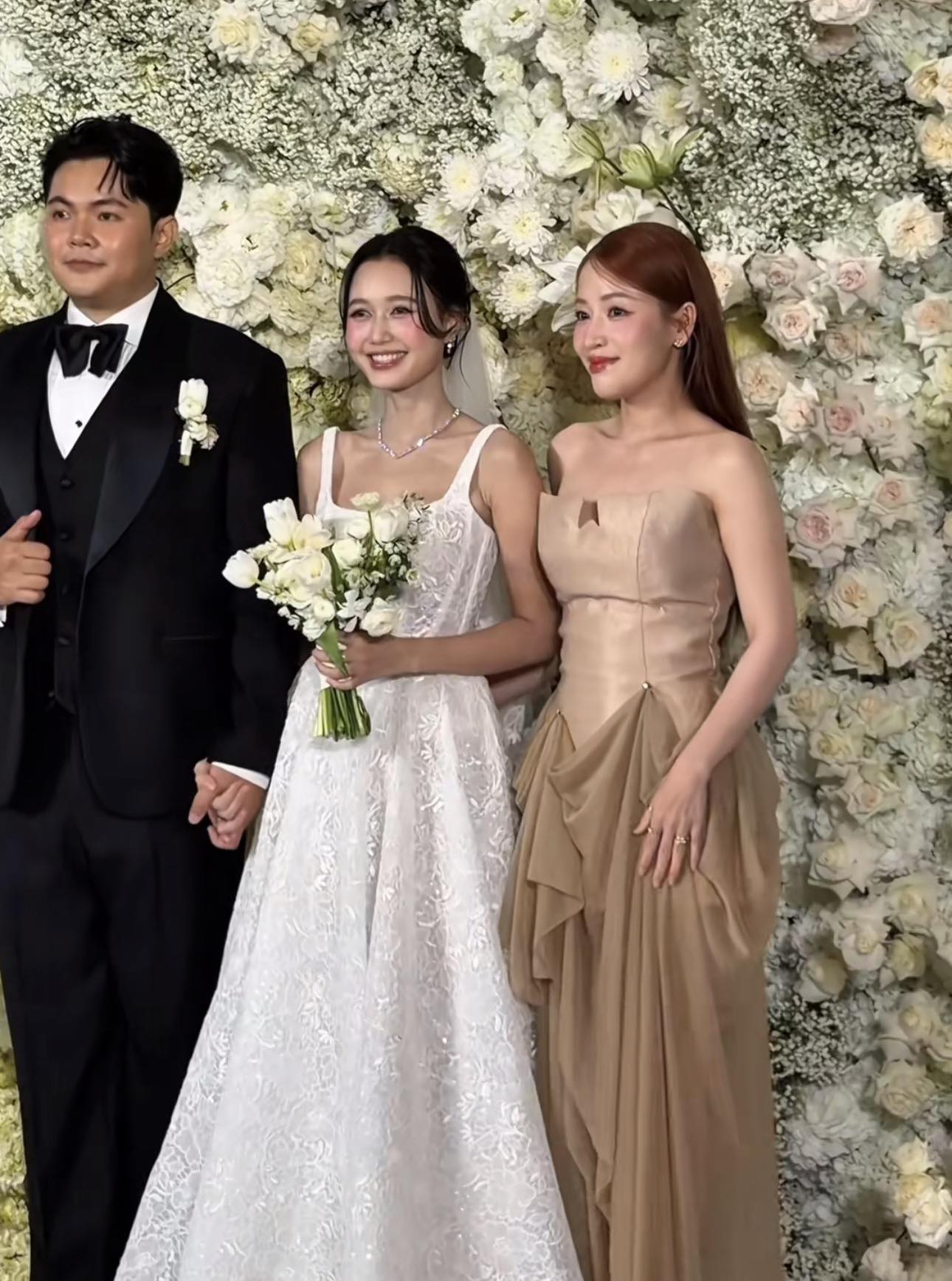 Cặp sao Vbiz tổ chức đ&aacute;m cưới tối nay: Chi Pu đẹp tinh tế, Sam - Puka c&ugrave;ng d&agrave;n sao đổ bộ ch&uacute;c mừng- Ảnh 5.