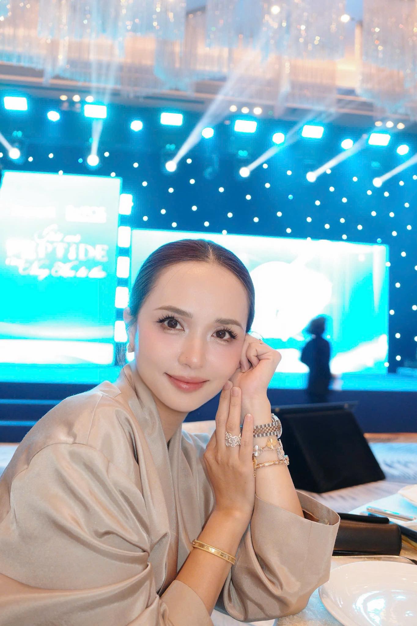 Hai "ph&uacute; b&agrave;" l&agrave;ng b&oacute;ng đ&aacute; l&agrave; chị em ruột: Vợ Văn Quyết "l&ecirc;n đồ" xinh - sang, vợ Duy Mạnh quanh năm bị ch&ecirc; "n&ecirc;n thu&ecirc; stylist"- Ảnh 2.