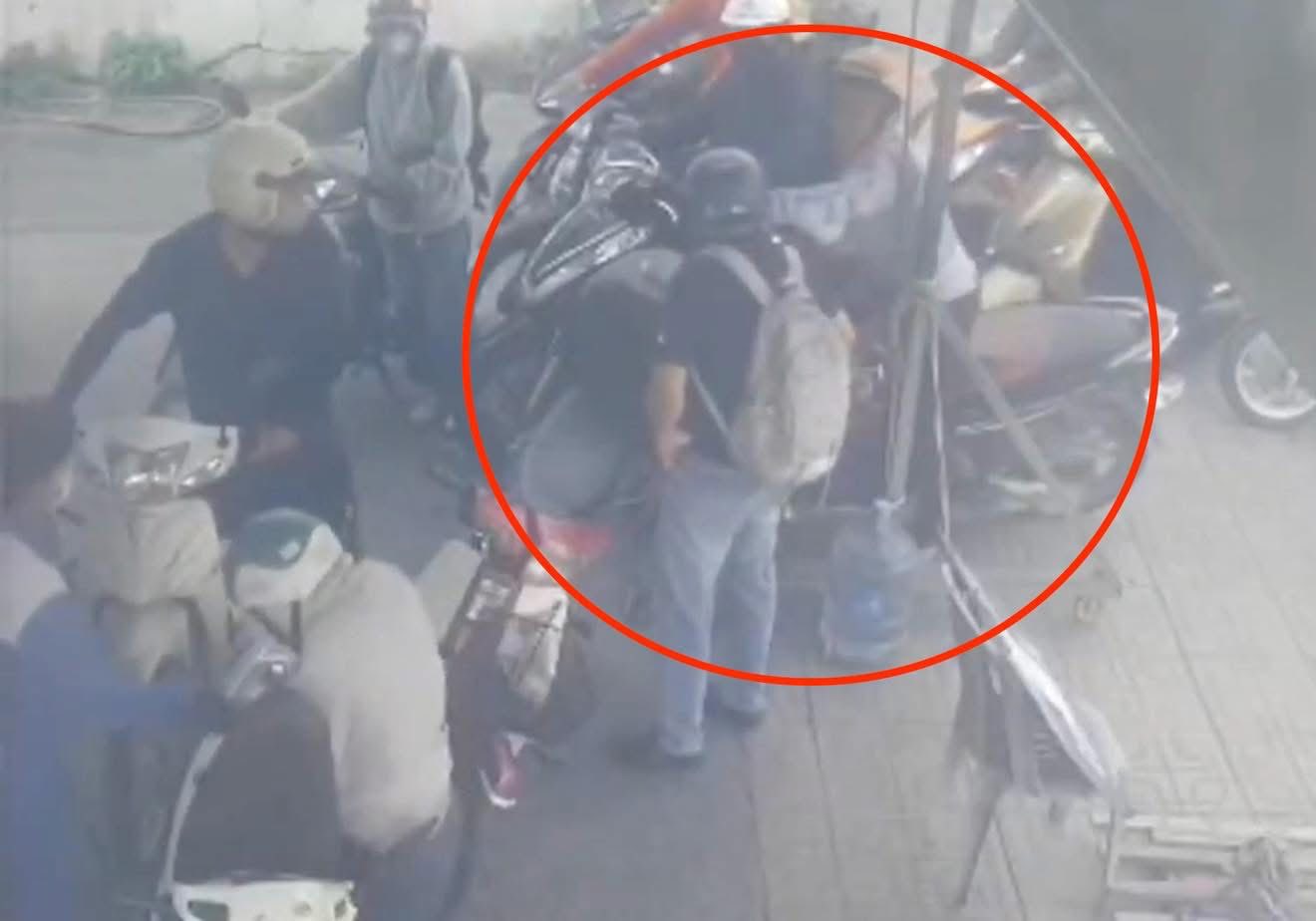 Va quẹt nhẹ khi xếp h&agrave;ng chờ đổ xăng, người đ&agrave;n &ocirc;ng thẳng tay "t&aacute;c động vật l&yacute;" đối phương- Ảnh 2.