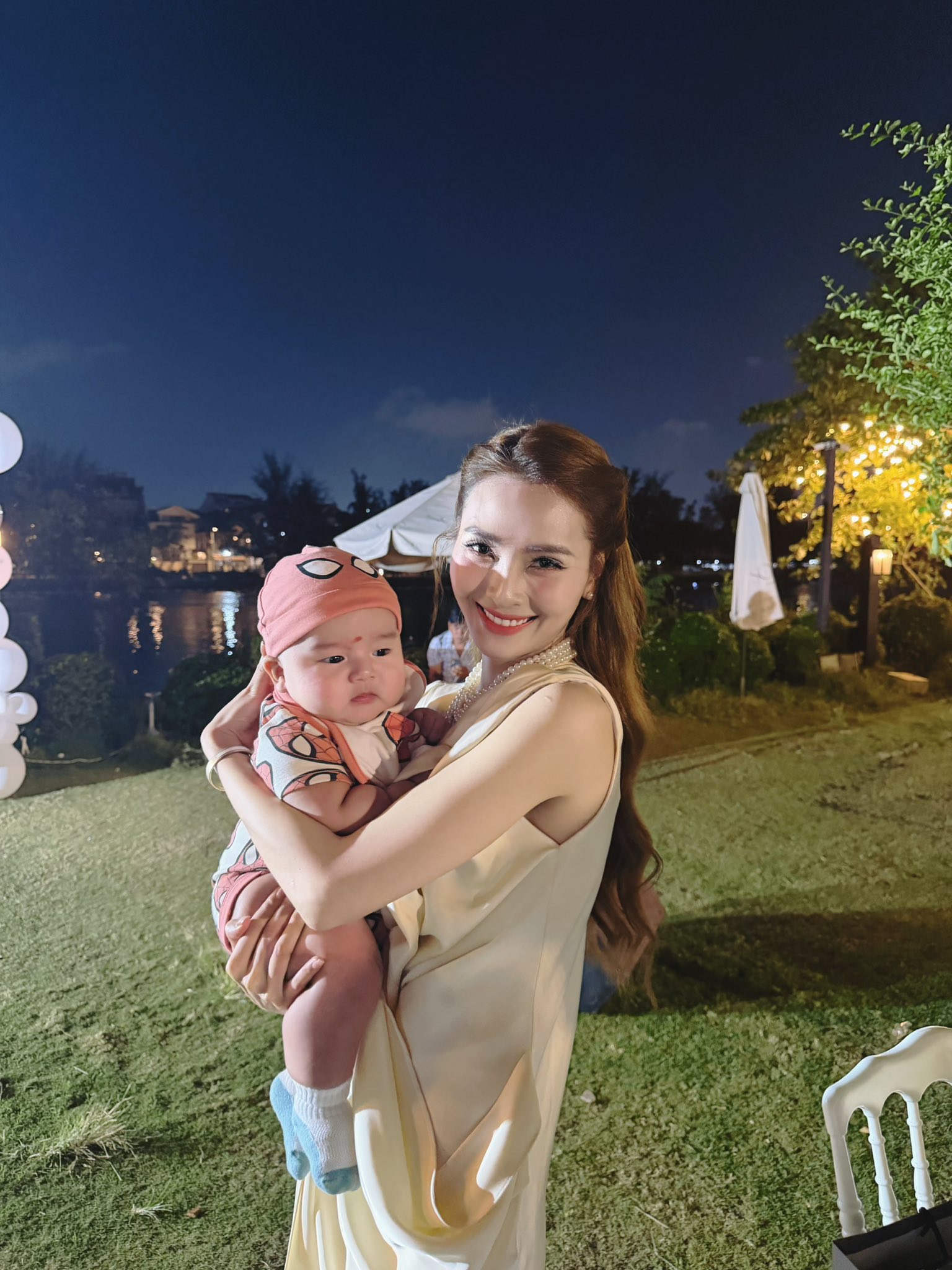 Đức Huy v&agrave; MC M&ugrave; Tạt chơi lớn: Mở tiệc linh đ&igrave;nh sau đ&aacute;m cưới cổ t&iacute;ch, c&ocirc; d&acirc;u si&ecirc;u xinh, Tiến Linh h&aacute;t g&oacute;p vui- Ảnh 4.